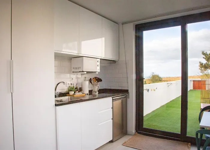 Presente Haven Studio Walk To Ribeira D'Ilhas, Reserve And Town Of Ribamar بيت للعطل *